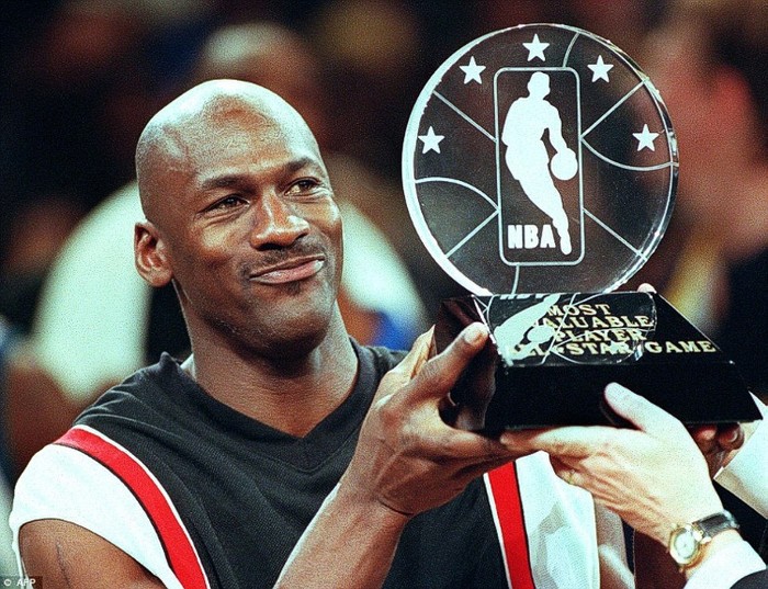 Michael Jordan được trao giải thưởng NBA All-Star MVP (Most Valuable Player). Jordan đã 5 lần nhận danh hiệu này, chỉ kém Kareem Abdul-Jabbar với 6 lần.